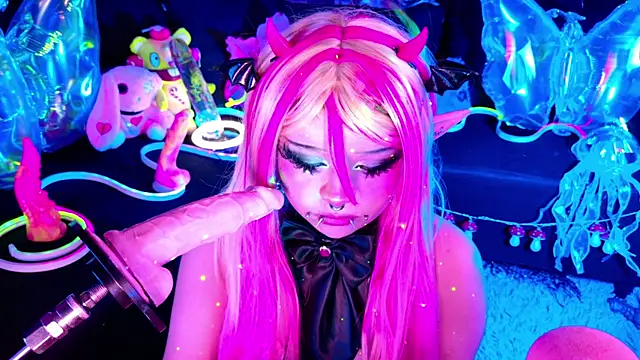 Snapshot of LaytonBox chatting on November 2025 02:43:01 PM LaytonBox online show from November 2025 02:43:01 PM