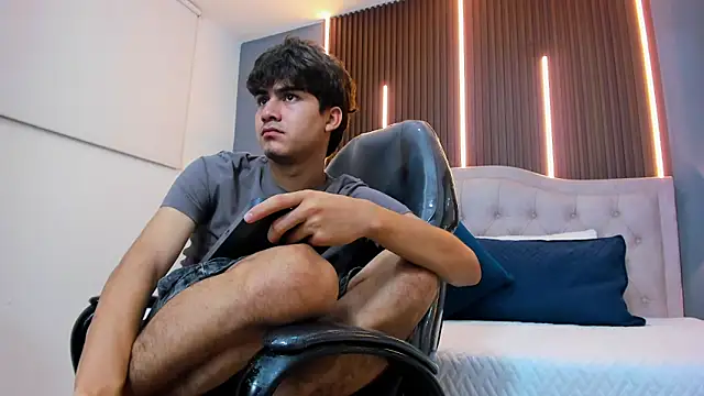 Tommy18   online show from December 2025 03:33:01 AM