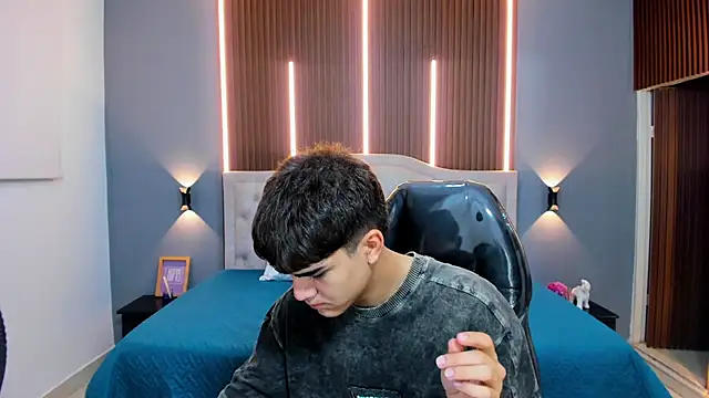 Tommy18   online show from November 2025 04:26:01 AM