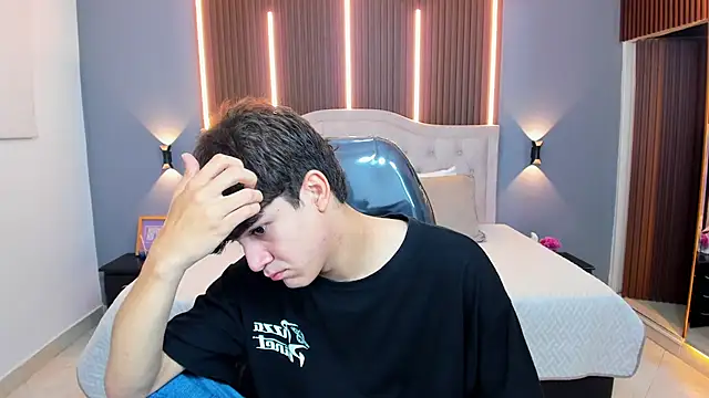 Tommy18   online show from December 2025 03:49:02 AM