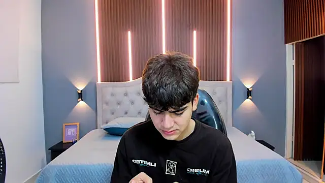 Tommy18   online show from September 2025 03:32:02 AM