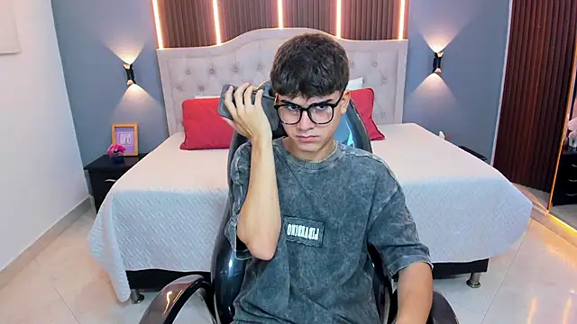 Tommy18   online show from May 2026 03:42:02 AM