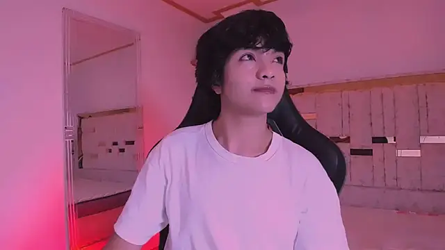 AllanYong18 online show from March 2025 10:05:01 AM