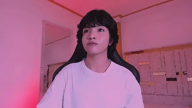 AllanYong18 online show from March 2025 01:07:02 PM