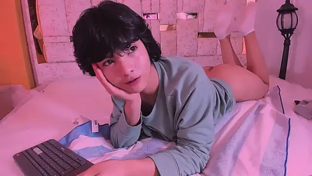 AllanYong18 online show from March 2025 08:34:02 AM