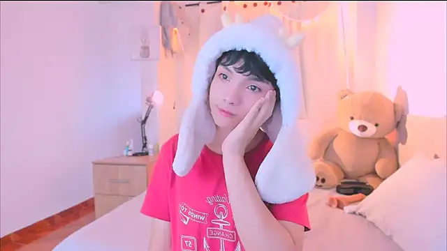 AllanYong18 online show from October 2025 12:59:01 PM