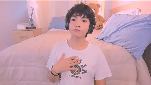 AllanYong18 online show from November 2025 12:05:02 PM