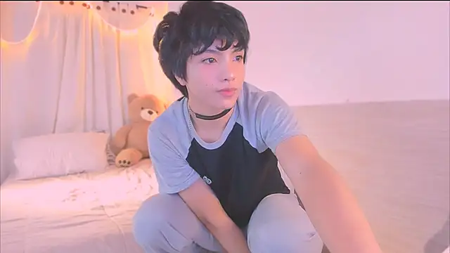 AllanYong18 online show from November 2025 02:21:01 PM