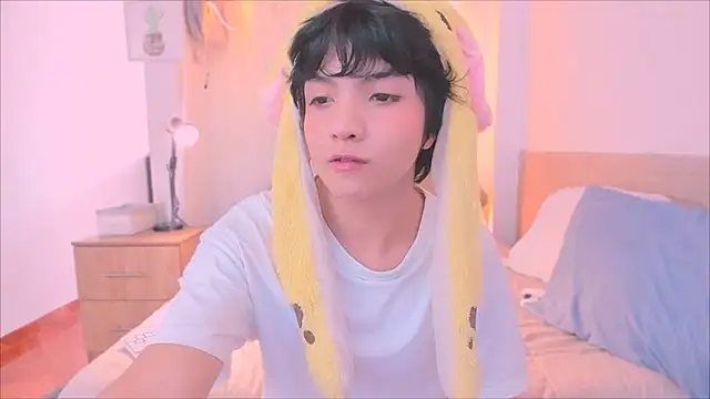 AllanYong18 online show from December 2025 08:09:02 PM