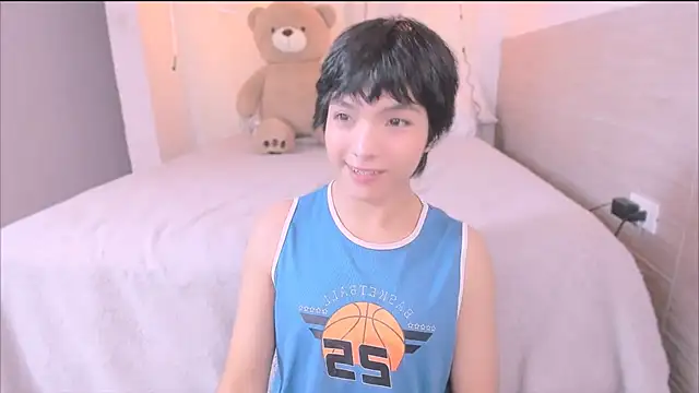 AllanYong18 online show from September 2025 10:59:01 AM