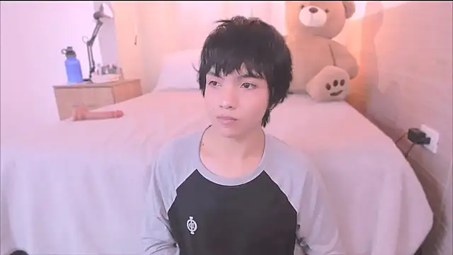 AllanYong18 online show from September 2025 02:18:02 PM