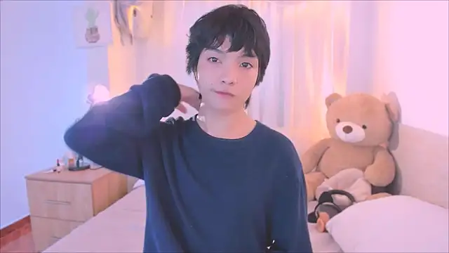 AllanYong18 online show from October 2025 12:50:02 PM