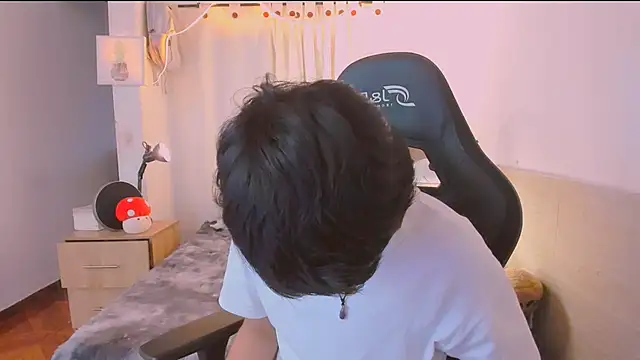 AllanYong18 online show from April 2026 11:28:02 AM