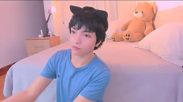 AllanYong18 online show from October 2025 10:05:01 AM