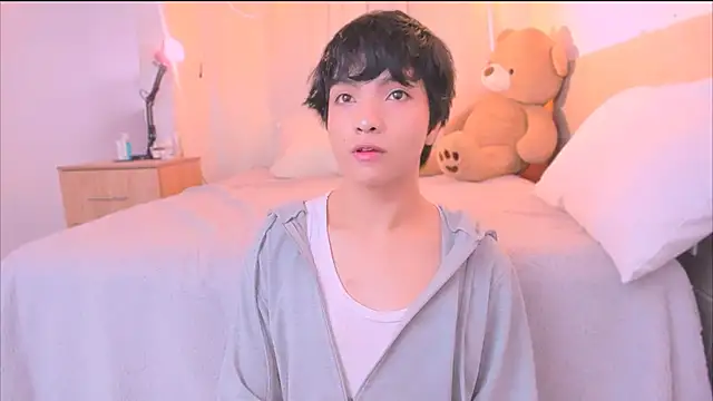 AllanYong18 online show from October 2025 12:48:02 PM