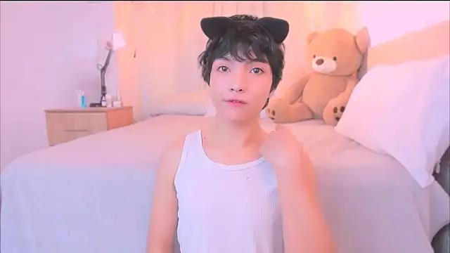 AllanYong18 online show from October 2025 02:40:01 PM