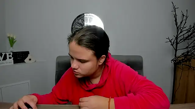 Snapshot of AdeleCruz chatting on November 2025 01:05:01 PM AdeleCruz online show from November 2025 01:05:01 PM