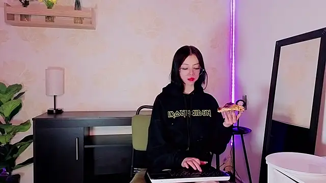 madison oli online show from March 2025 03:22:02 AM