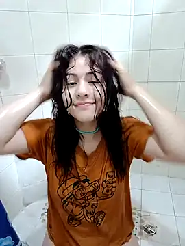 Snapshot of MiaQueen021 chatting on October 2025 05:13:02 PM MiaQueen021 online show from October 2025 05:13:02 PM