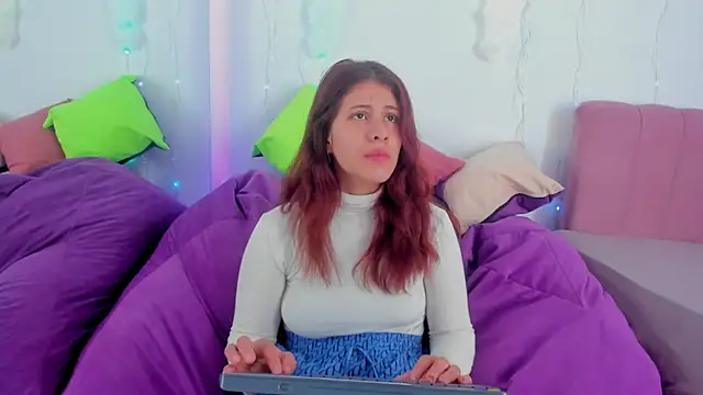 Snapshot of MiaQueen021 chatting on September 2025 02:02:01 PM MiaQueen021 online show from September 2025 02:02:01 PM