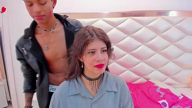 Snapshot of MiaQueen021 chatting on March 2025 09:40:02 PM MiaQueen021 online show from March 2025 09:40:02 PM