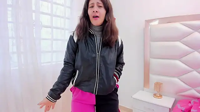 Snapshot of MiaQueen021 chatting on March 2025 12:33:02 PM MiaQueen021 online show from March 2025 12:33:02 PM