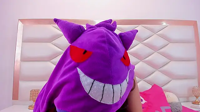 Snapshot of MiaQueen021 chatting on March 2025 06:44:02 PM MiaQueen021 online show from March 2025 06:44:02 PM