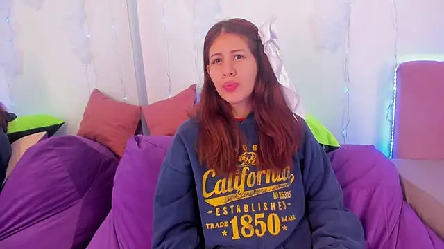 Snapshot of MiaQueen021 chatting on October 2025 02:32:01 PM MiaQueen021 online show from October 2025 02:32:01 PM