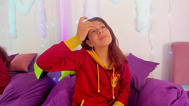 Snapshot of MiaQueen021 chatting on September 2025 02:23:02 PM MiaQueen021 online show from September 2025 02:23:02 PM