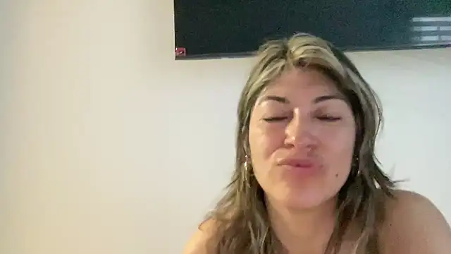 LunaBeya online show from May 2026 10:58:01 AM