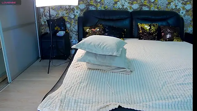 LiaStef online show from November 2025 11:48:01 AM