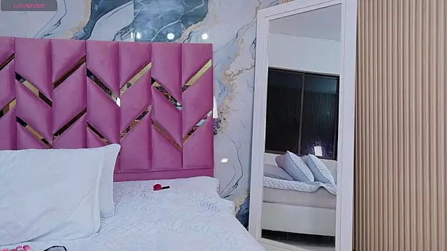 Snapshot of hotiergirl chatting on December 2025 12:17:02 PM hotiergirl online show from December 2025 12:17:02 PM