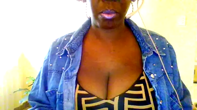 chocolatechipkukky85 online show from April 2026 05:42:01 PM