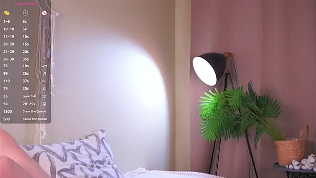 Snapshot of LinnHigh chatting on October 2025 04:39:01 PM LinnHigh online show from October 2025 04:39:01 PM