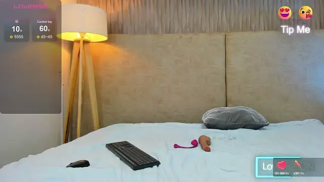 taylorsmiiith  online show from February 2025 07:10:01 PM