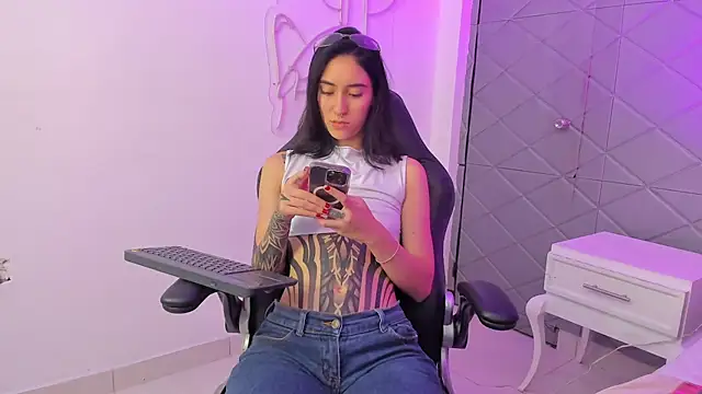 Snapshot of MeganPresleyy chatting on May 2026 06:07:02 AM MeganPresleyy online show from May 2026 06:07:02 AM