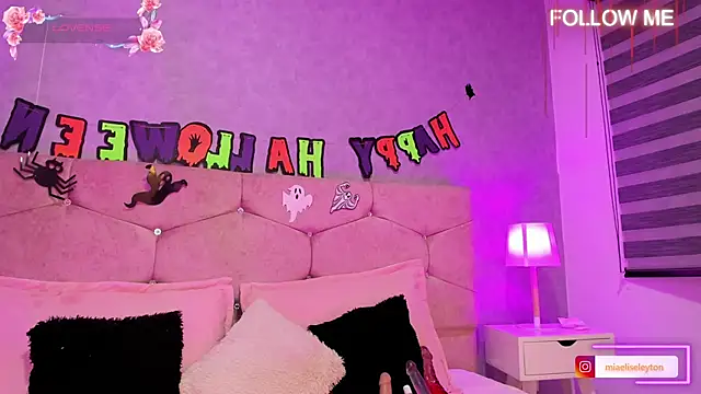 Snapshot of Elise-Leyton chatting on October 2025 09:11:02 PM Elise-Leyton online show from October 2025 09:11:02 PM