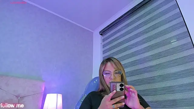 Snapshot of Elise-Leyton chatting on October 2025 08:30:01 PM Elise-Leyton online show from October 2025 08:30:01 PM