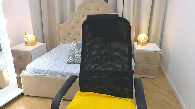 Snapshot of M_I_A_M_I_A chatting on December 2025 11:55:01 AM M I A M I A online show from December 2025 11:55:01 AM