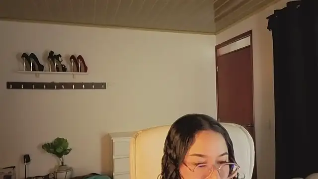 Snapshot of Renaxi_Smith chatting on December 2025 07:59:02 PM Renaxi Smith online show from December 2025 07:59:02 PM