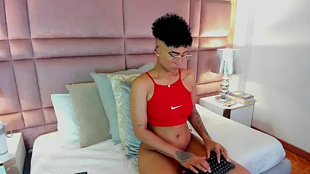 LuciaWallace online show from October 2025 10:32:01 PM