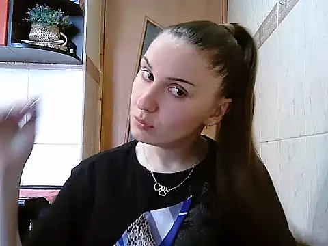 Yuliia30 online show from May 2026 02:11:01 PM