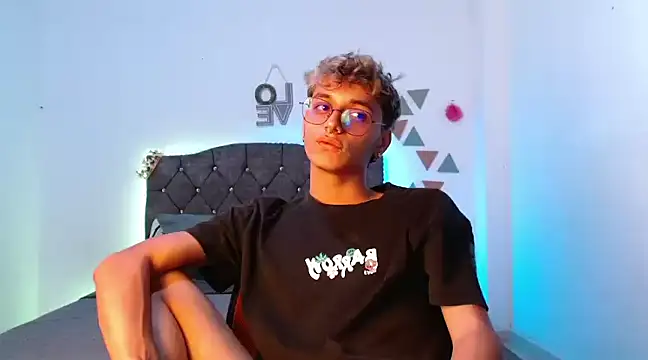 Snapshot of andrew_willyams chatting on January 2025 04:53:01 PM andrew willyams online show from January 2025 04:53:01 PM