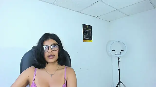 Salmaportman69 online show from October 2025 03:32:01 AM
