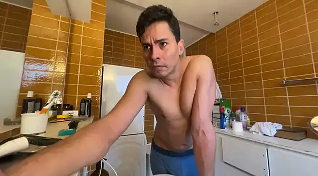 Snapshot of Marcolatin100 chatting on February 2025 01:51:02 PM Marcolatin100 online show from February 2025 01:51:02 PM