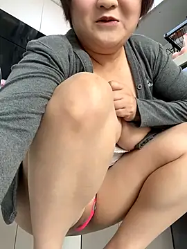 Snapshot of Hey-Cute chatting on December 2025 02:29:02 AM Hey-Cute online show from December 2025 02:29:02 AM