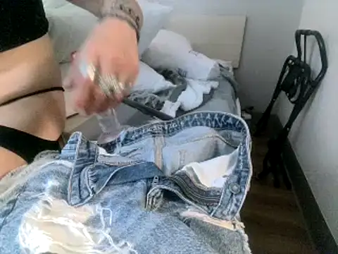 Snapshot of AQuickPhyx chatting on February 2025 03:59:01 PM AQuickPhyx online show from February 2025 03:59:01 PM