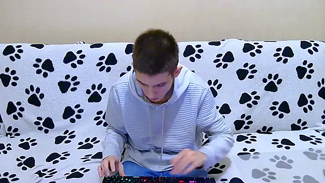 Lester Broo online show from April 2026 07:44:02 PM