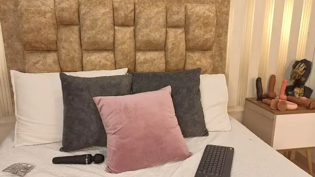 avis lara online show from December 2025 06:40:01 PM