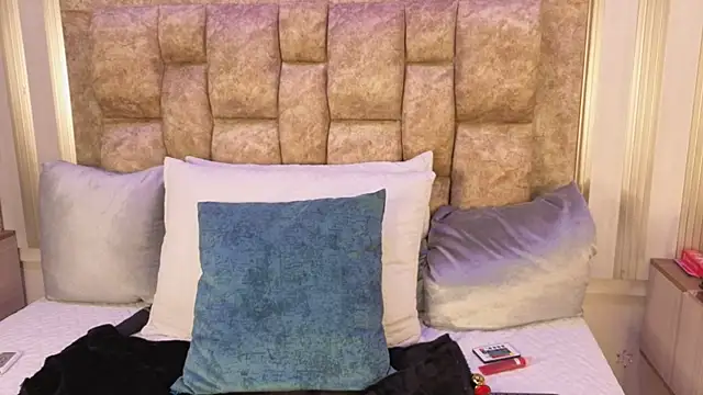 avis lara online show from November 2025 07:46:01 PM